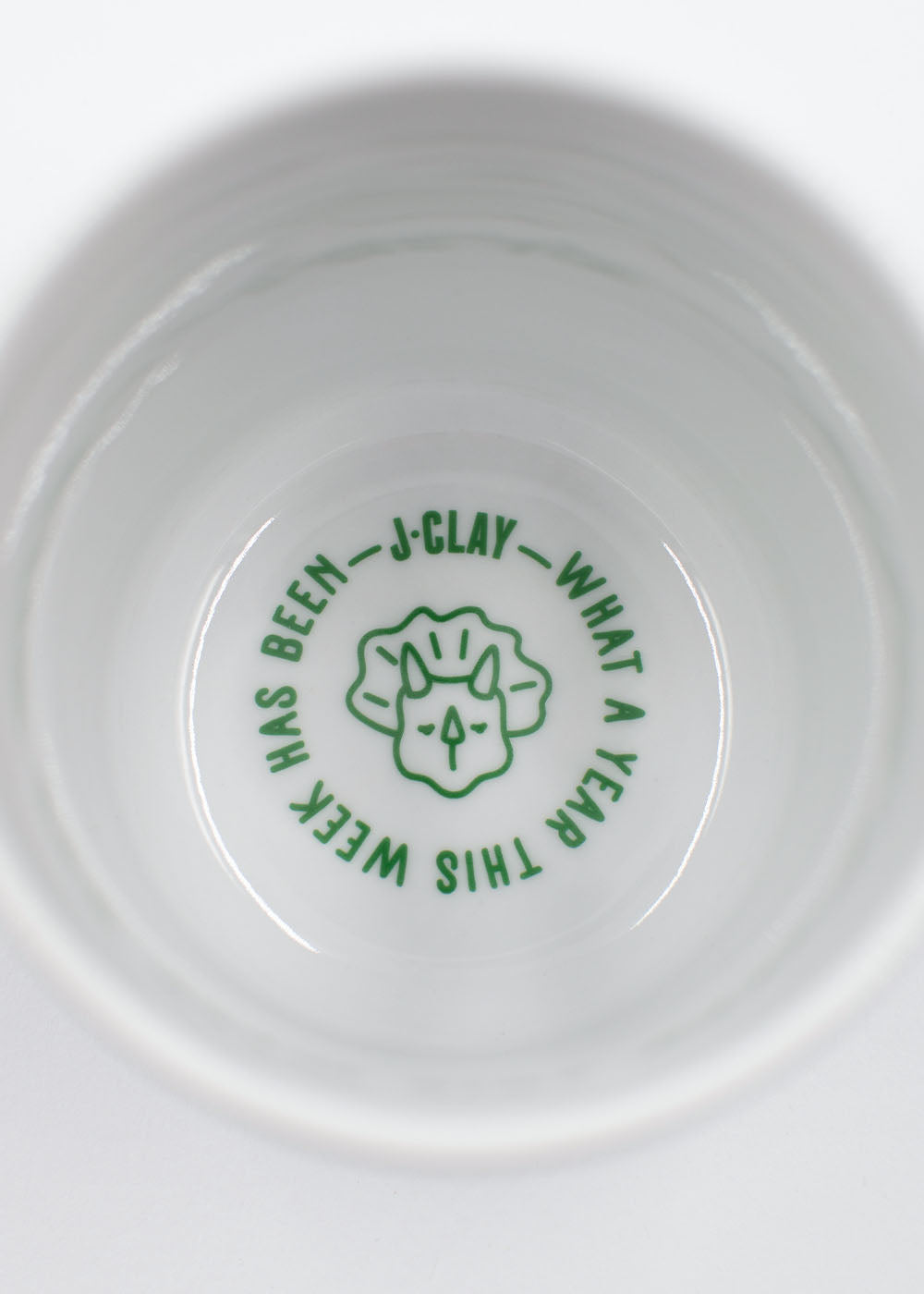 Weiße Tasse: J.Clay New Day – Tasse, eine lustige Tasse mit Kritzeleien und grüner Schrift.