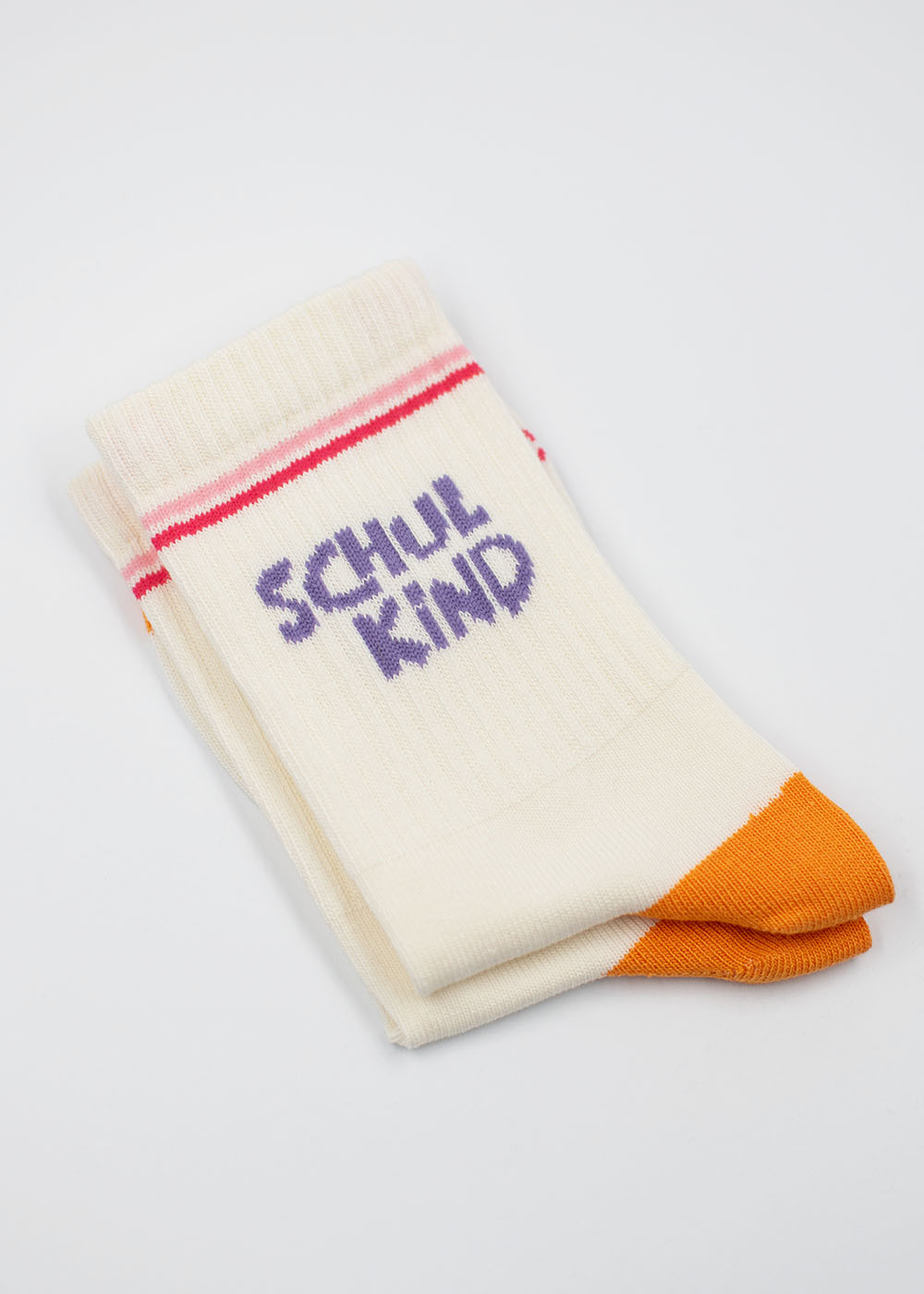 Schulkind - Orange Purple Kids von J.Clay: weiße Socken mit orangefarbenen Zehen, roten Streifen und lila Text.