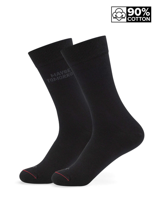 Ein Paar schwarze Business-Socken von J.Clay mit dezentem "MAYBE TOMORROW"-Schriftzug am oberen Ende und einem Etikett, das angibt, dass sie aus 90% Baumwolle bestehen.