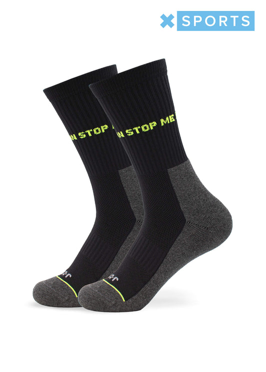 Zwei schwarz-graue J.Clay Sportsocken mit gepolsterter Sohle und gelbem "DONT STOP ME"-Schriftzug an den Waden. Das Bild zeigt ein blau-weißes X SPORTS-Logo in der oberen rechten Ecke.