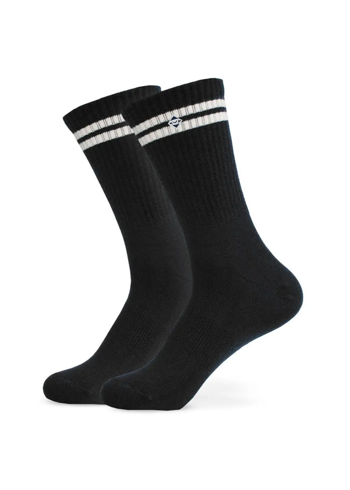J.Clay Basic Black: schwarze Socken mit weißen Streifen und kleinem grafischem Logo.