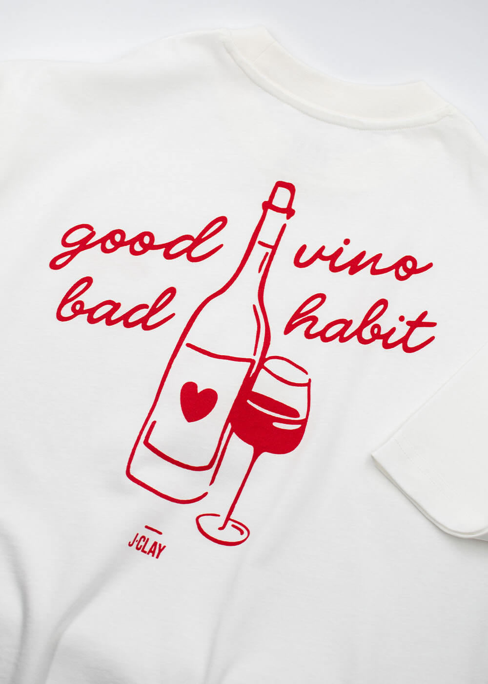 J.Clay Good Vino – T-Shirt: Unisex, Oversize, mit Motiv einer Weinflasche/eines Weinglases und dem Schriftzug „good vino bad habit“.
