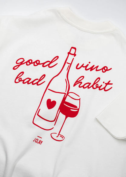 J.Clay Good Vino – T-Shirt: Unisex, Oversize, mit Motiv einer Weinflasche/eines Weinglases und dem Schriftzug „good vino bad habit“.