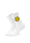 Ein Paar weißer gerippter Kinder Tennissocken von J.Clay für Kinder ab 5 Jahren mit einem gelben Smiley am oberen Ende, aufrecht stehend vor einem schlichten weißen Hintergrund.
