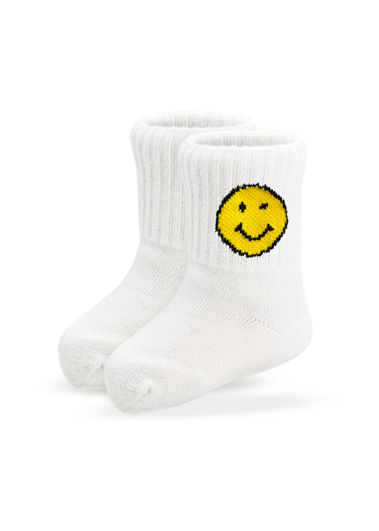 Ein Paar weiße, gerippte J.Clay-Socken mit einem leuchtend gelben Smiley-Motiv an der Seite. - Produkte