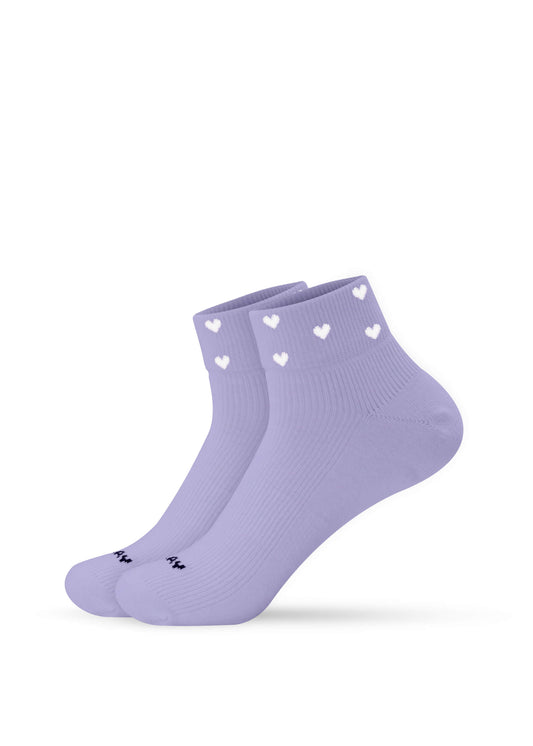Ein Paar J.Clay Lavenda Hearts Sneaker Socken mit einem zarten Herzmuster in der Nähe des Bündchens, entworfen in Deutschland, abgebildet auf einem schlichten weißen Hintergrund.