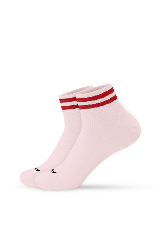 Ein Paar hellrosa J.Clay Sneaker Socken für Damen mit zwei auffälligen roten Streifen an den Bündchen, die nebeneinander auf einem schlichten weißen Hintergrund zu sehen sind. - Sneaker Socken für Männer