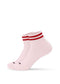 Ein Paar hellrosa J.Clay Sneaker Socken für Damen mit zwei auffälligen roten Streifen an den Bündchen, die nebeneinander auf einem schlichten weißen Hintergrund zu sehen sind.