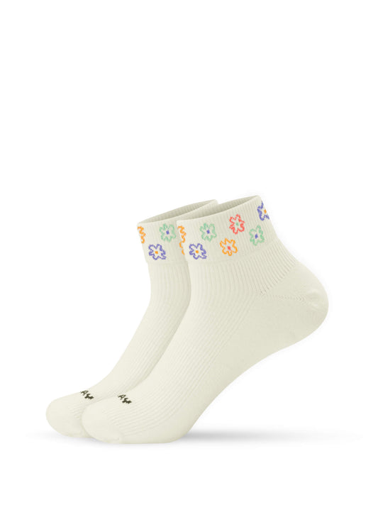 Ein Paar beige J.Clay Sneaker Socken mit bunten Blumenmustern am Bündchen und einem kleinen schwarzen Text an der Spitze.