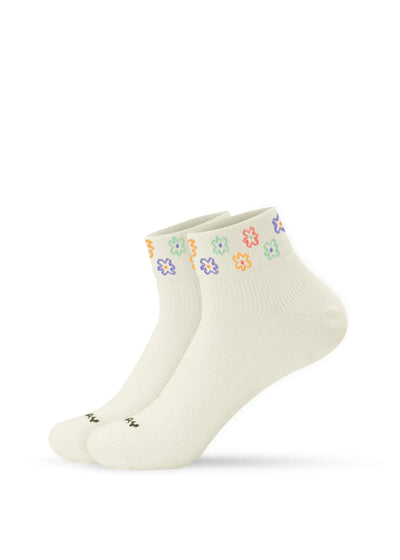 Ein Paar beige J.Clay Sneaker Socken mit bunten Blumenmustern am Bündchen und einem kleinen schwarzen Text an der Spitze.