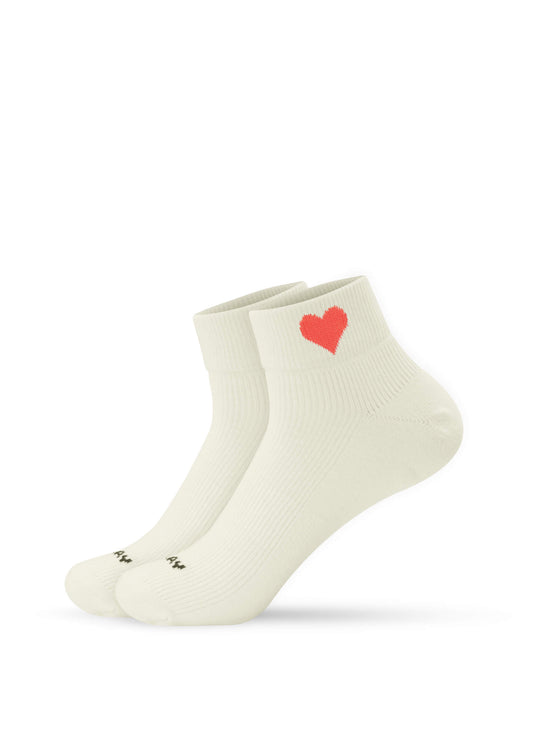 Ein Paar beige Sneaker Socken von J.Clay, gefertigt aus einer weichen Baumwollmischung und mit einem kleinen roten Herz-Motiv am oberen Ende jeder Socke. - Herrensocken