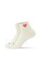 Ein Paar beige Sneaker Socken von J.Clay, gefertigt aus einer weichen Baumwollmischung und mit einem kleinen roten Herz-Motiv am oberen Ende jeder Socke.
