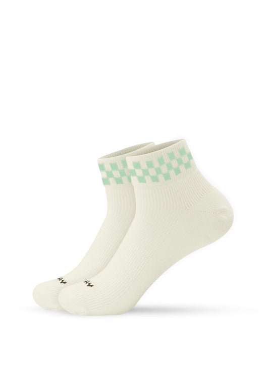 Ein Paar beige J.Clay Sneakersocken aus Baumwolle, mit einem hellgrünen und weißen türkisfarbenen Karomuster am Bündchen, auf weißem Grund.