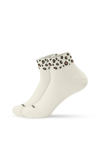 Ein Paar weiße J.Clay Sneaker Socken mit einem Leopardenmuster um das obere Bündchen und einem kleinen schwarzen Muster in der Nähe der Zehen, abgebildet auf einem einfarbig weißen Hintergrund.