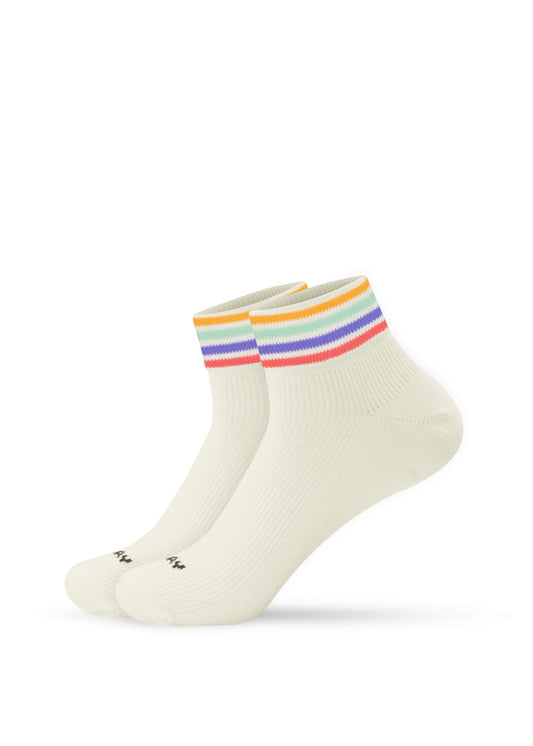 Ein Paar beige J.Clay Sneaker Socken mit gerippter Struktur und bunten orangen, gelben, blauen und lila Streifen am oberen Rand. Die Socken sind aus atmungsaktivem Material gefertigt und werden nebeneinander auf einem schlichten weißen Hintergrund gezeigt.
