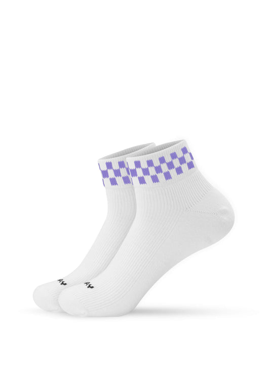 Ein Paar weiße J.Clay Sneaker Socken Damen mit einem lilafarbenen Karomuster um das Bündchen herum, dargestellt auf einem schlichten weißen Hintergrund.