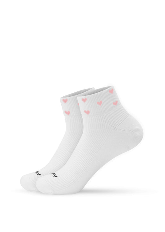 Ein Paar weiße J.Clay Sneaker Socken mit kleinen rosa Herzen an den Bündchen und einem kleinen schwarzen Logo in der Nähe der Zehen, die auf einem schlichten weißen Hintergrund abgebildet sind.