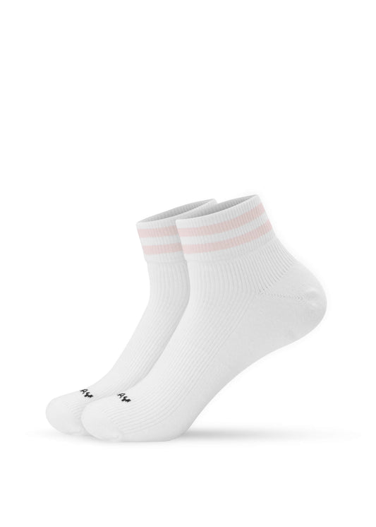 Ein Paar weiße J.Clay Sneaker Socken mit zwei rosafarbenen Streifen im oberen Bereich und einem kleinen schwarzen Text an den Zehen, aus atmungsaktivem Material, auf einem schlichten weißen Hintergrund.