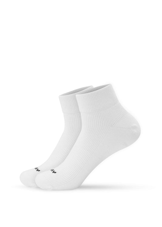 Ein Paar schlichte weiße J.Clay Sneaker Socken mit gerippten Bündchen und dezentem schwarzem Text im Zehenbereich auf weißem Hintergrund.