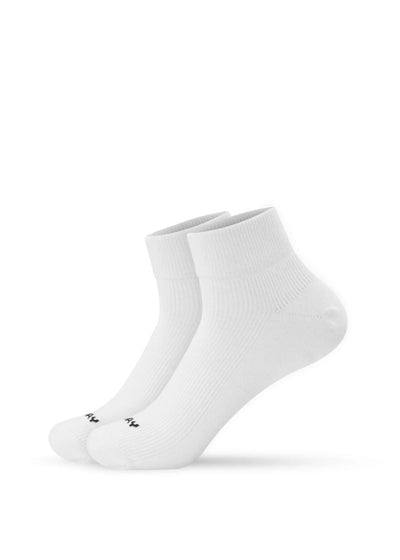 Ein Paar schlichte weiße J.Clay Sneaker Socken mit gerippten Bündchen und dezentem schwarzem Text im Zehenbereich auf weißem Hintergrund.