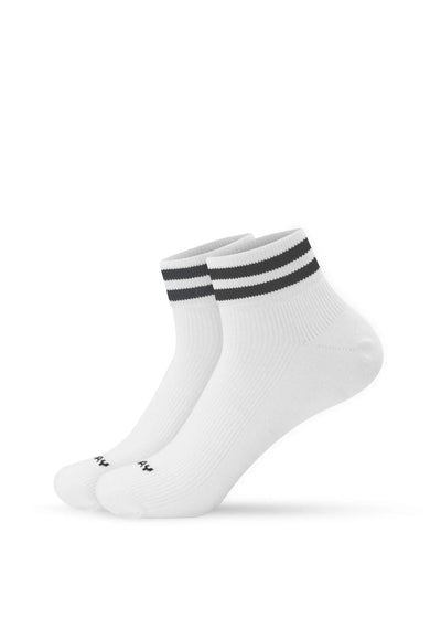 Ein Paar weiße Sneaker Socken von J.Clay mit gerippter Struktur und zwei schwarzen Streifen an den Bündchen auf weißem Grund.