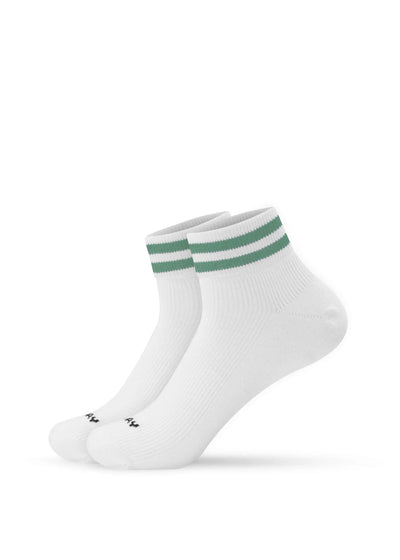 Ein Paar weiße J.Clay Sneaker Socken mit zwei grünen Streifen in der Nähe der Bündchen und kleinem schwarzen Text an den Zehen, abgebildet auf einem schlichten weißen Hintergrund.