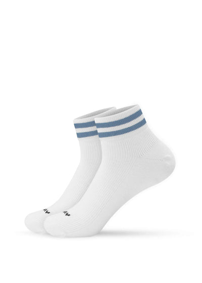 Ein Paar weiße J.Clay Sneaker Socken mit zwei blauen Streifen an den Bündchen und kleinem schwarzen Text an den Zehen, abgebildet vor einem schlichten weißen Hintergrund.