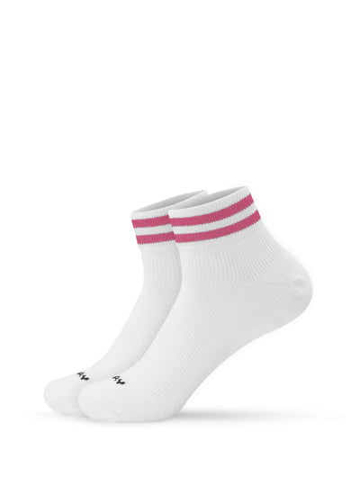 Ein Paar weiße J.Clay Sneaker Socken mit zwei rosafarbenen Streifen in der Nähe der Bündchen, die auf einem schlichten weißen Hintergrund abgebildet sind. Die Socken haben schwarzen Text an den Zehen.