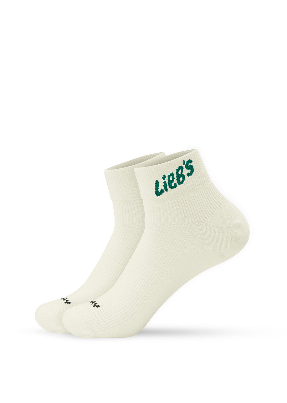 Zwei weiße J.Clay Sneaker-Socken High mit grünen „Lieb´s“-Aufdrucken am Bündchen. Hergestellt in Deutschland.