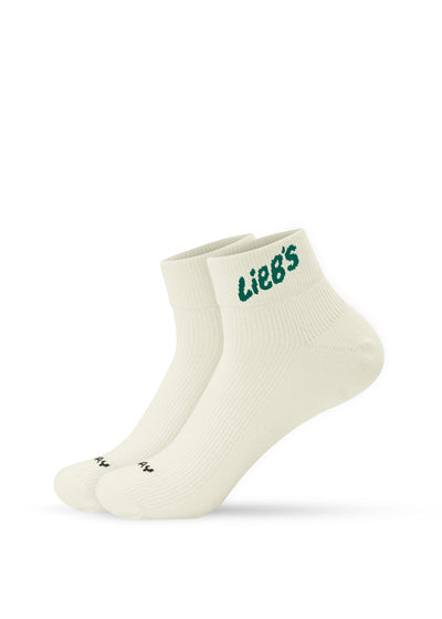 Zwei weiße J.Clay Sneaker-Socken High mit grünen „Lieb´s“-Aufdrucken am Bündchen. Hergestellt in Deutschland.