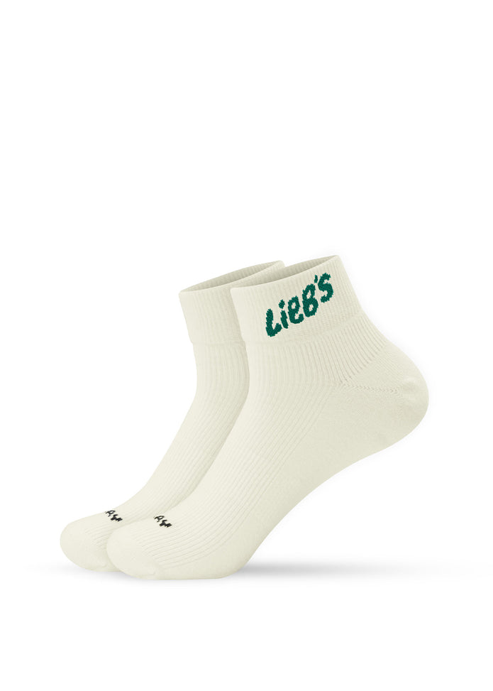 Zwei weiße J.Clay Sneaker-Socken High mit grünen „Lieb´s“-Aufdrucken am Bündchen. Hergestellt in Deutschland.