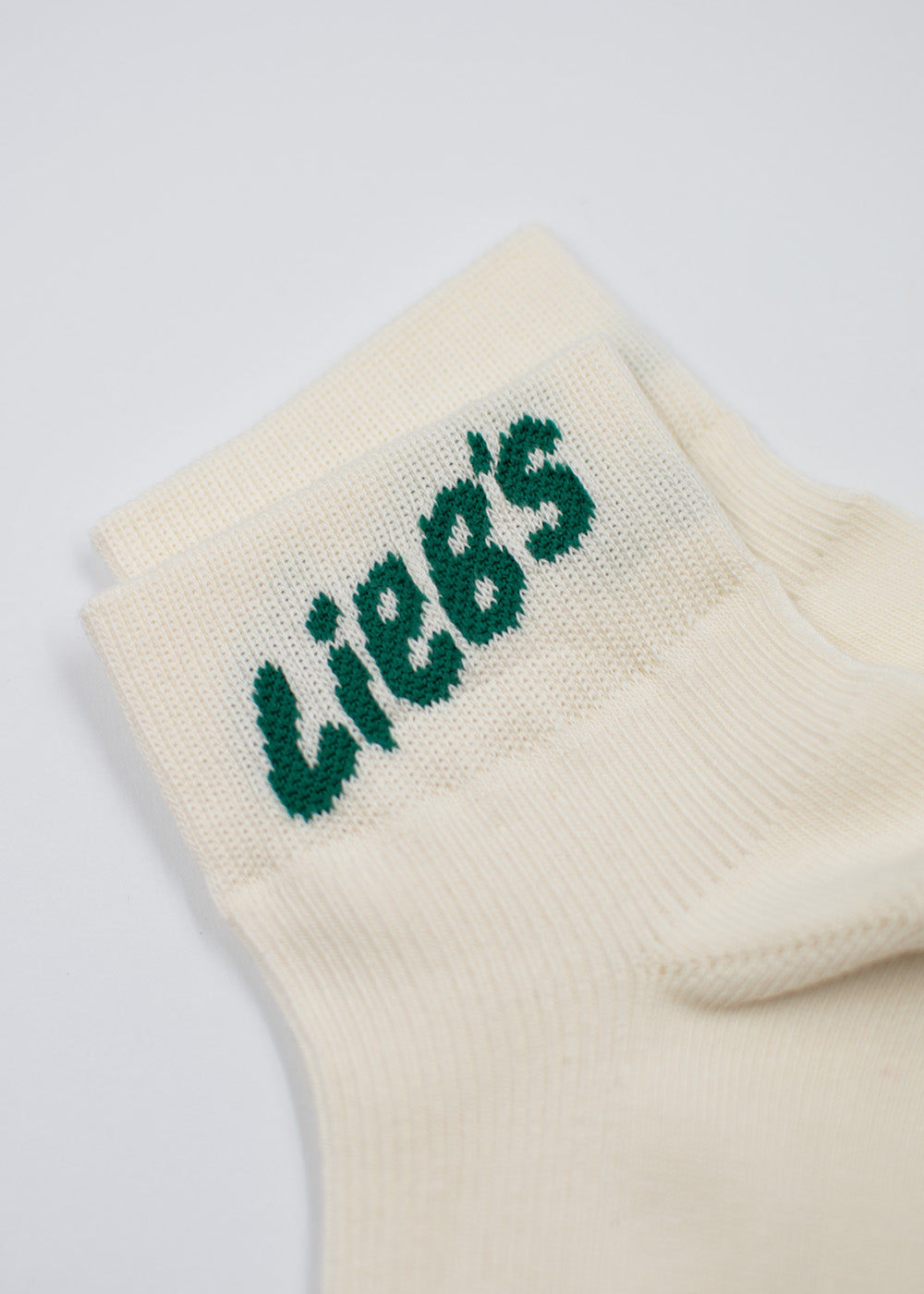 J.Clay Lieb’s Sneaker-Socken High, cremefarbene Baumwolle, Liebs-Bund, hergestellt in Deutschland, weißer Hintergrund.