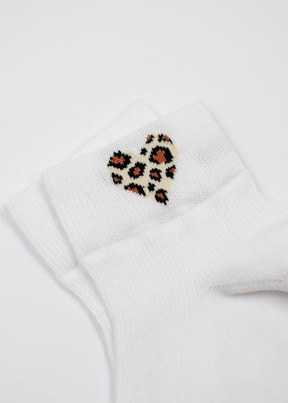 J.Clay Leo Heart – SSH: weiße Socken mit einem Leopardenherz am Saum.