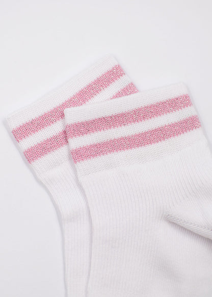 J.Clay Glitter Stripes – Weiße SSH-Socken mit rosa Streifen, nebeneinander auf weißem Hintergrund.
