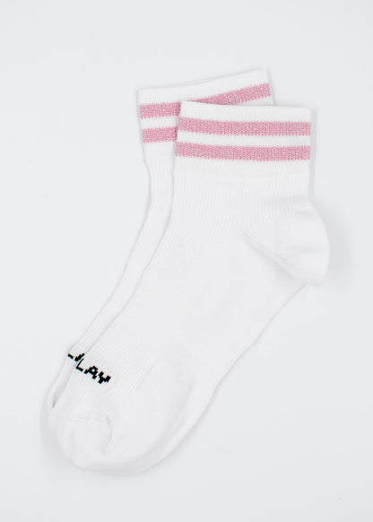 J.Clay Glitter Stripes – Weiße SSH-Söckchen mit zwei rosa Streifen, flach auf weißem Hintergrund.
