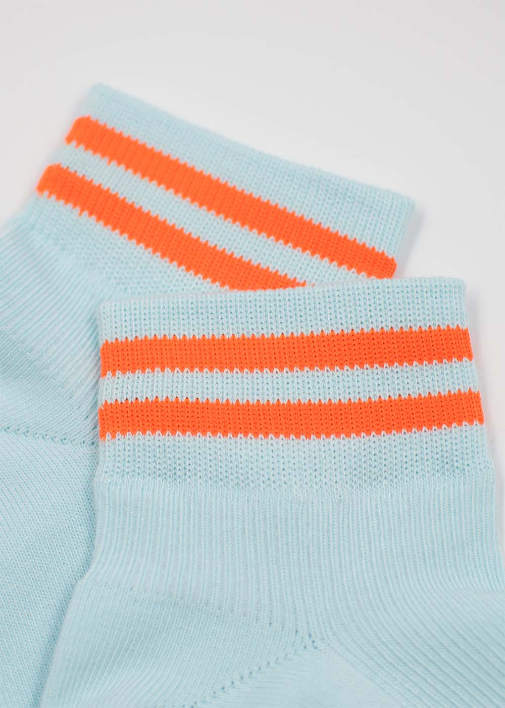 J.Clay Orange Neon Stripes Sneaker Socken High in Hellblau mit orangefarbenen Neon-Streifen am Bündchen.