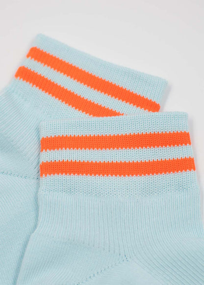 J.Clay Orange Neon Stripes Sneaker Socken High in Hellblau mit orangefarbenen Neon-Streifen am Bündchen.