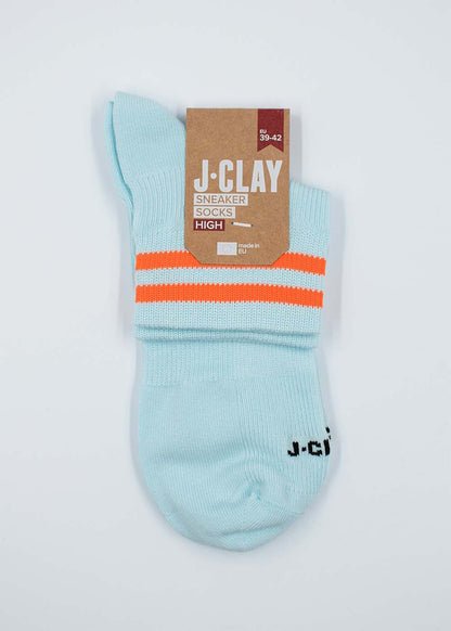 J.Clay Orange Neon Stripes Sneaker Socken High in Kartonverpackung, hellblau mit neon orange.