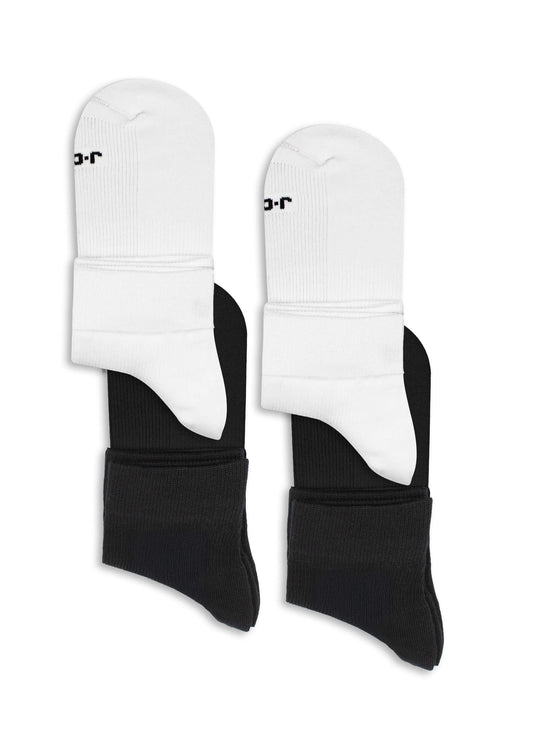 Zwei Paar J.Clay Sneaker Socken sind nebeneinander auf einem weißen Hintergrund abgebildet. Jede Socke hat ein klares weißes Oberteil, einen schwarzen unteren Teil und einen schwarzen Text, der den Bundbereich akzentuiert.