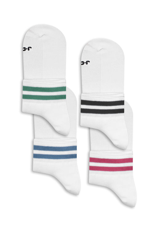 Vier Paar weiße J.Clay Sneaker Socken, jeweils mit zwei farbigen Streifen am oberen Rand in Grün, Schwarz, Blau und Rosa, paarweise auf weißem Hintergrund angeordnet.