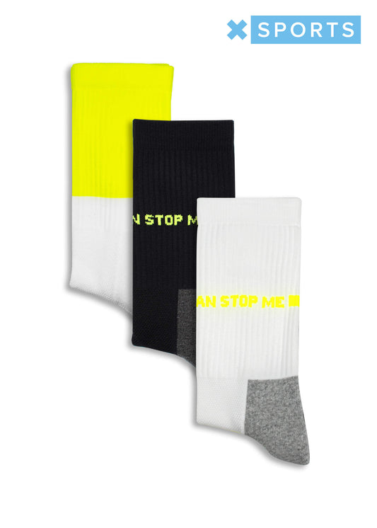Drei Paar J.Clay Sportsocken - gelb/weiß, schwarz/weiß und weiß/grau - alle mit gelbem Text und gepolsterter Sohle für Komfort. Abgebildet auf einem weißen Hintergrund mit einem blauen X SPORTS-Logo in der oberen rechten Ecke.