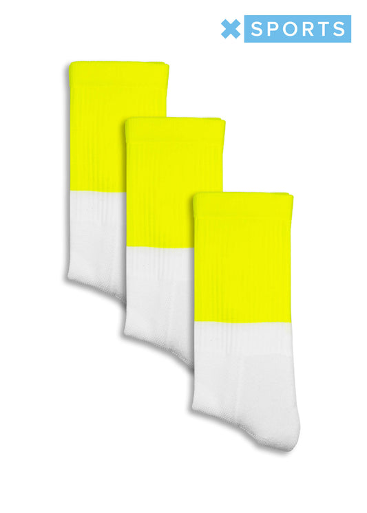 Drei Paar J.Clay Sportsocken mit leuchtend gelben Oberteilen und weißen Unterteilen sind in einer gestaffelten Reihe auf weißem Hintergrund abgebildet. Sie verfügen über eine atmungsaktive Maschenlüftung und halten die Füße bei Aktivitäten kühl. Auf einem blauen Etikett steht X SPORTS.