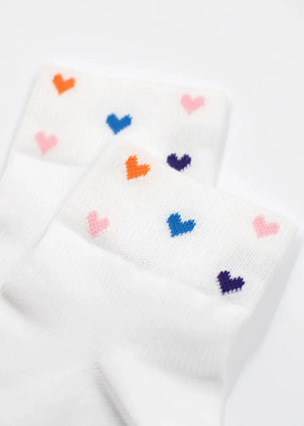 J.Clay Spring Hearts Sneaker Socken High mit Herzchen-Muster in Orange, Pink, Lila und Blau.