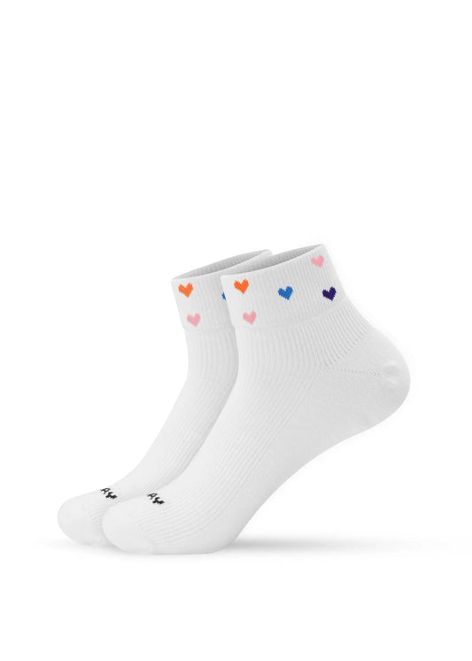Spring Hearts Sneaker Socken High von J.Clay mit Herzchen und buntem Bund auf Weiß.
