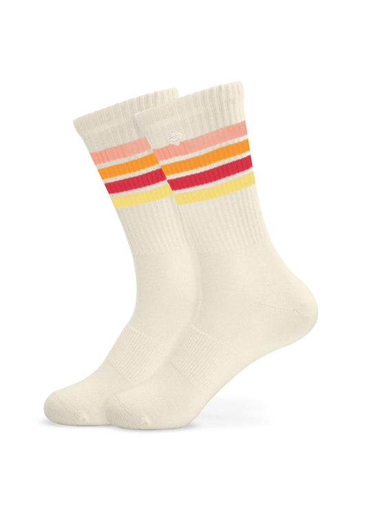 Ein Paar cremefarbene J.Clay Tennissocken mit orangefarbenen, roten und gelben Querstreifen im oberen Bereich auf weißem Hintergrund.