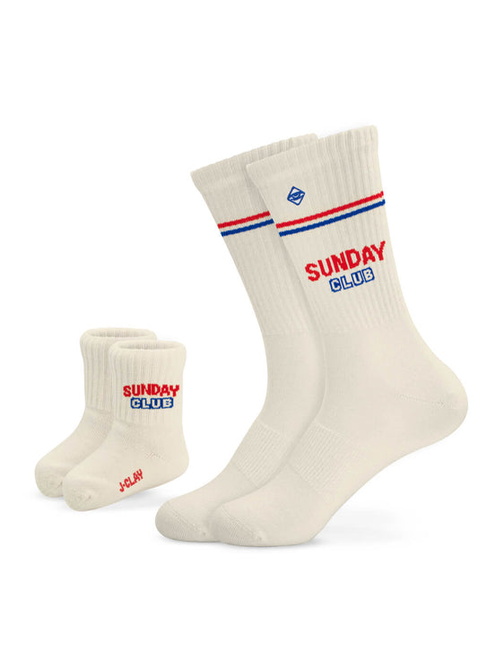 Zwei Paar cremefarbene J.Clay-Socken im Partnerlook mit roten, blauen und weißen Streifen und "SUNDAY CLUB" an den Seiten. Enthält ein Paar für Erwachsene und ein Paar für Kinder - die perfekten Mini Me Socken für passende Familienlooks!. - Mama Kind Packs