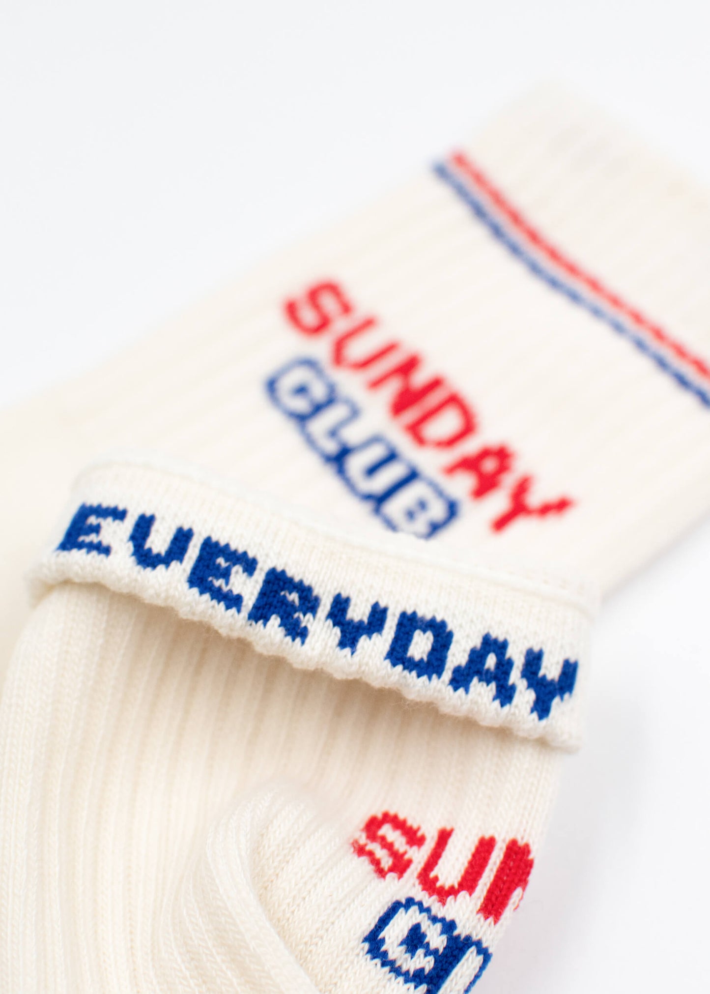 J.Clay Sunday Club - Gerippte Kindersocken mit SUNDAY CLUB und EVERYDAY in rot und blau.