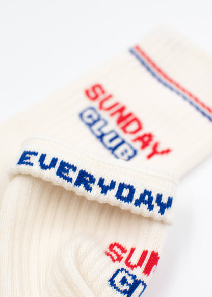 J.Clay Sunday Club - Gerippte Kindersocken mit SUNDAY CLUB und EVERYDAY in rot und blau.