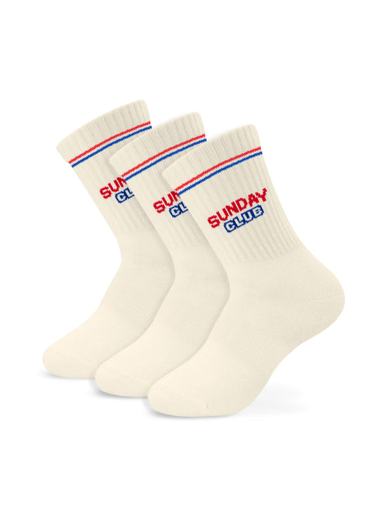 Drei Paar cremefarbene J.Clay Crew-Socken für Kinder (ab 5 Jahren) mit gerippten Bündchen, blauen und roten Streifen am oberen Ende und einem in Rot und Blau gestickten SUNDAY CLUB - perfekt als stylische Tennissocken für Kinder.