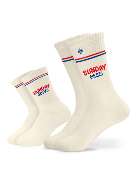 Zwei Paar cremefarbene J.Clay-Socken im Partnerlook mit roten, blauen und weißen Streifen und "SUNDAY CLUB" an den Seiten. Enthält ein Paar für Erwachsene und ein Paar für Kinder - die perfekten Mini Me Socken für passende Familienlooks!. - Mama Kind Packs